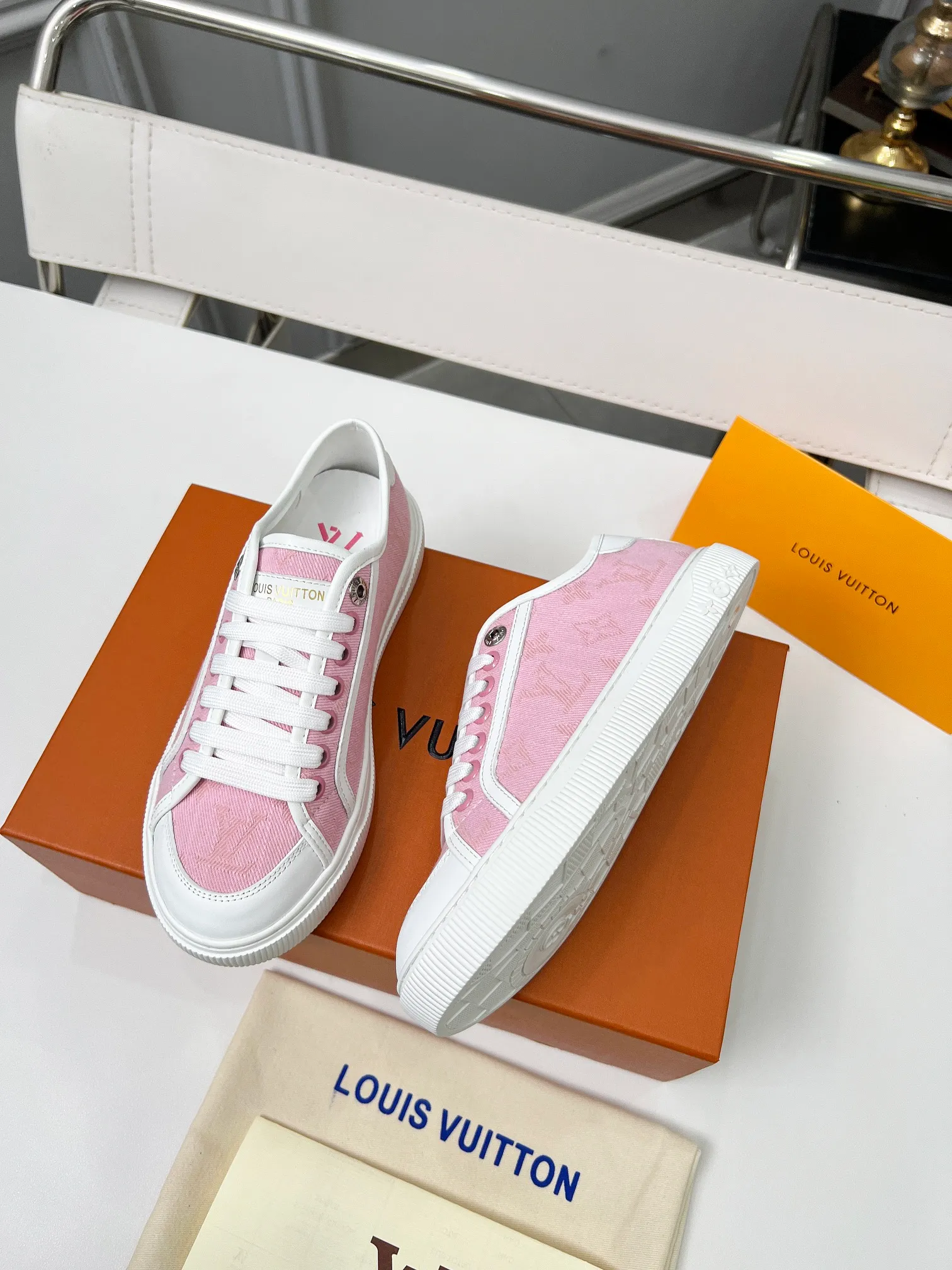👟👟Ex-factory price 440👟👟 New arrival🆕 The hottest early spring model is coming. LV Lagoon sneakers are made of Monogram denim, injecting a retro flavor into the classic design. Leather trimmings pop out with the Louis Vuitton logo, while stenciled eyelets, trim and laces add to the refined details, and a rubber outsole embellished with Monogram flowers completes the look. Code number: 35~41, multiple colors available! Oil edges + TPU outsole + drawer box packaging